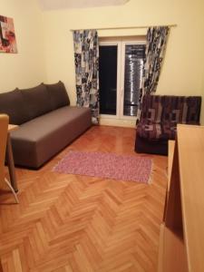 a living room with a couch and a window at Apartman Zlatibor Dimitrije in Zlatibor