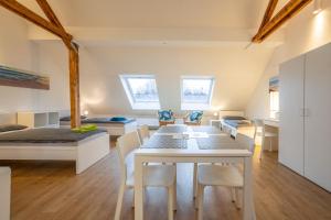 Pokój ze stołem i krzesłami oraz sypialnią w obiekcie Wohnen wie zu Hause w Essen