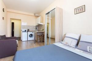 Dapur atau dapur kecil di Studio SilvaApartments рядом с Южным вокзалом