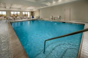 una gran piscina en una habitación de hotel en Holiday Inn Express Hotel & Suites Waco South, an IHG Hotel en Waco