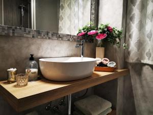 une salle de bain avec un grand lavabo blanc sur un comptoir en bois dans l'établissement Salou luz y color, à Salou 30 autres photos