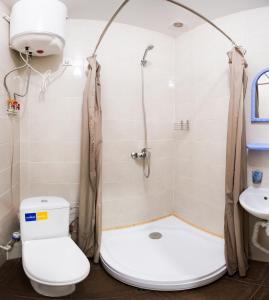 Bilik mandi di Studio SilvaApartments рядом с Южным вокзалом