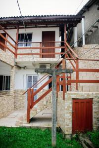 una casa con una escalera de madera delante de ella en Apartamentos Andréia, en Florianópolis