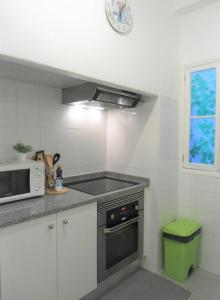 kuchnia z kuchenką i kuchenką mikrofalową w obiekcie City Apartment w Funchal