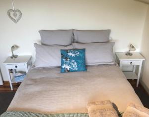 1 dormitorio con 1 cama grande y 2 mesitas de noche en Mitchella farm en Wanaka