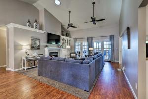 ein Wohnzimmer mit Couch und Kamin in der Unterkunft Upscale Flagstaff Home with Hot Tub and Mountain Views in Flagstaff