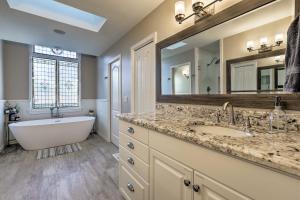 ein Badezimmer mit Badewanne und Waschbecken in der Unterkunft Upscale Flagstaff Home with Hot Tub and Mountain Views in Flagstaff + 24 Fotos