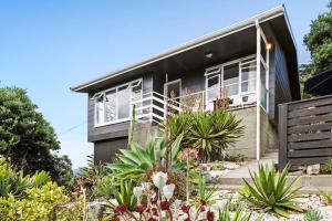 Gallery image of Seaside House - Waikanae Beach Bach in Waikanae