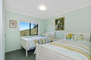 Кровать или кровати в номере The Blue Cottage with WiFi- Waipu Holiday Home