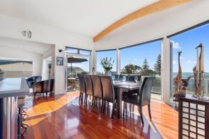A restaurant or other place to eat at Sea Shells By The Shaw - Waihi Beach Holiday Home
