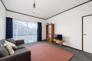 Χώρος καθιστικού στο Courtside Quarters - Waihi Beach Holiday Home