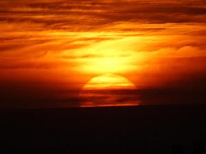 O pôr ou nascer do sol visto da casa de hóspedes ou dos arredores