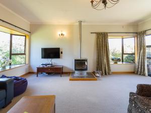 A television and/or entertainment center at Relax at Wanaka - Wanaka Holiday Home With Wifi