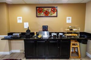 Cucina o angolo cottura di Rodeway Inn Central Colorado Springs