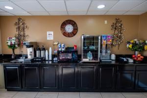 Set per la preparazione di tè e caffè presso Rodeway Inn Central Colorado Springs