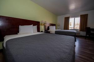 Letto o letti in una camera di Rodeway Inn Central Colorado Springs