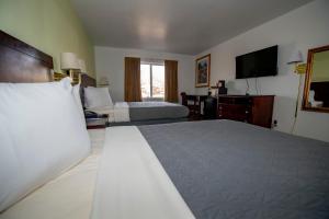 Letto o letti in una camera di Rodeway Inn Central Colorado Springs