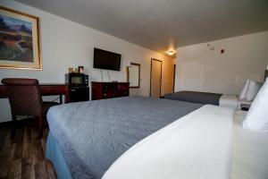 Letto o letti in una camera di Rodeway Inn Central Colorado Springs