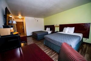Letto o letti in una camera di Rodeway Inn Central Colorado Springs