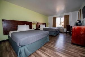 Letto o letti in una camera di Rodeway Inn Central Colorado Springs