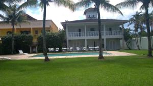 a house with a pool and a tower on top of it at Casa Eventos e Temporada com 4 suites, piscina, churrasqueira, Wi-Fi, Ar Condicionado - Proximo Praia Mar Casado e Pernambuco - Guaruja - in Guarujá