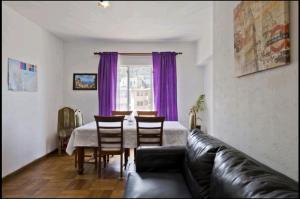 Uma área de estar em Apartamento Valparaiso