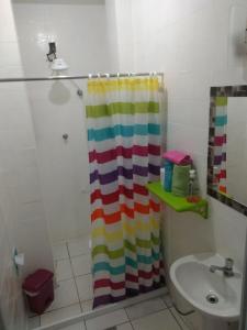 桑托斯Apto Frente a Praia em Santos的一间带彩虹浴帘和水槽的浴室 更多14张照片