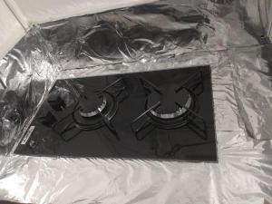 桑托斯Apto Frente a Praia em Santos的炉灶,上面有塑料包裹