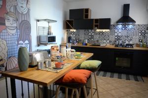 una cocina con una mesa con comida. en Murdegus Maison - Vivi il tuo Sogno in Sardegna!, en Tortolì