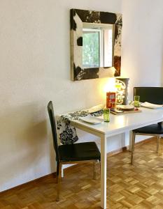 ClarensにあるCharming Studio with Balcony | 71の白いテーブル(椅子2脚、鏡付)