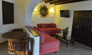 sala de estar con sofá y mesa en Best Western Plus Posada de Don Vasco en Pátzcuaro