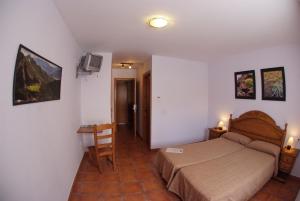 A bed or beds in a room at Hotel Casa Duaner