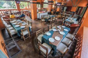 瓜納華托的住宿－侯爵莊園酒店，享有带桌椅的餐厅的顶部景致