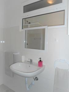 フンシャルにあるTerrace Apartmentの白いバスルーム(シンク、鏡付)