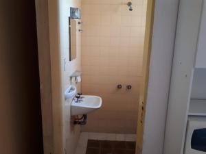 Phòng tắm tại Habitacion economica con estacionamiento Necochea
