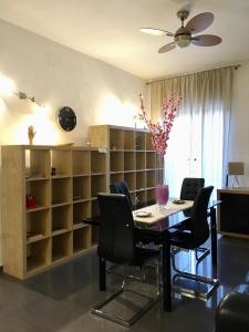 - une salle à manger avec une table, des chaises et des étagères dans l'établissement Blackboard House, à Bari