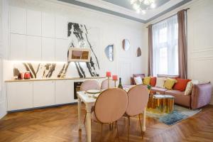 salon ze stołem, krzesłami i kanapą w obiekcie Palace Apartment by Main Station - President w Pradze +37 zdjęć