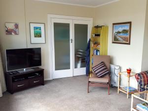 Bach at The Beach - Whitianga Holiday Home休息區