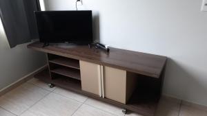 a desk with a television on top of it at Edifício Belio in Cascavel