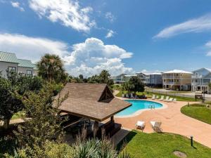 una imagen de una piscina en un complejo en Plantation West Resort III, en Gulf Shores