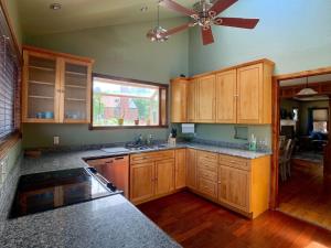 cocina con armarios de madera y ventilador de techo en Private Room in West Highlands House en Denver