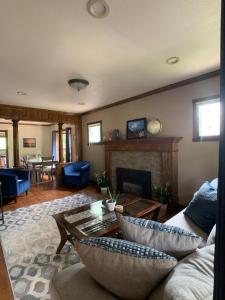 sala de estar con sofá y chimenea en Private Room in West Highlands House, en Denver