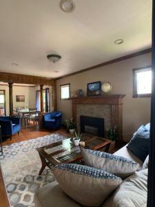 ein Wohnzimmer mit einem Sofa und einem Kamin in der Unterkunft Private Room in West Highlands House in Denver