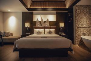 Postel nebo postele na pokoji v ubytování The Vira Bali Boutique Hotel & Suite