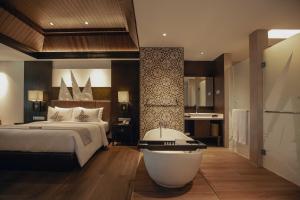 Postel nebo postele na pokoji v ubytování The Vira Bali Boutique Hotel & Suite