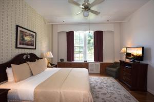 een slaapkamer met een groot bed en een plafondventilator bij Green Park Inn in Blowing Rock