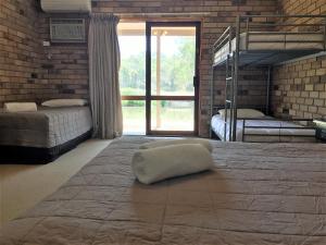 Magdala Motor Lodge & Lakeside Restaurant客房内的一张或多张床位
