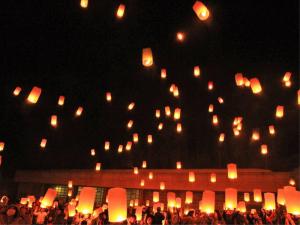 Banda papierowych latarni latających po niebie w obiekcie New Greenpia Tsunan w mieście Tsunan