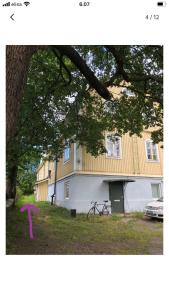 a house with a pink arrow in front of it at Puutaloyksiö 1 km Turun rautatieasemalta in Turku