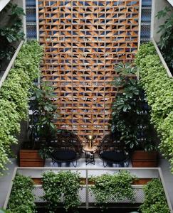 萬隆的住宿－Kollektiv Hotel，一个带椅子的庭院和植物墙